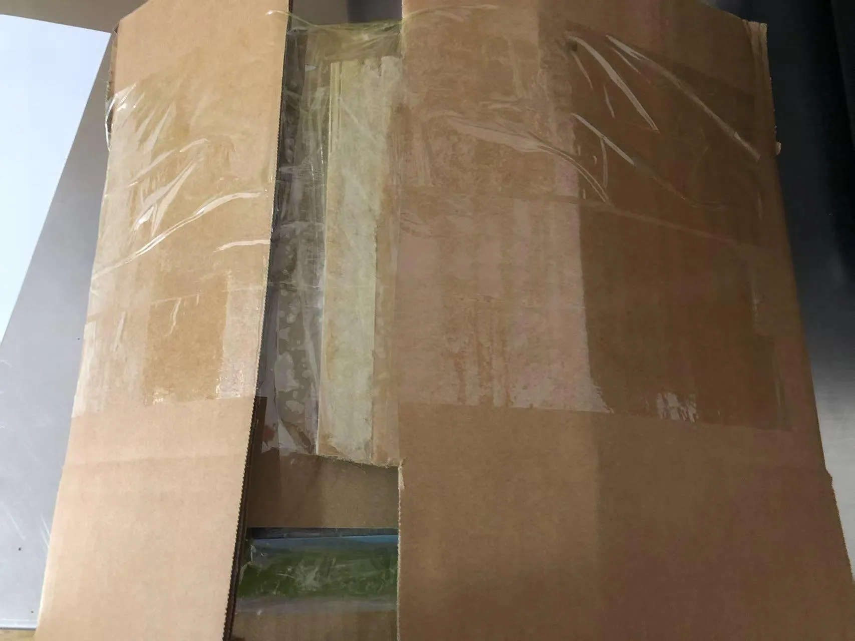 ఉగాండాకు పోర్టబుల్ కిడ్ స్టిక్కర్ పుస్తకాలను పంపడంలో పురోగతి