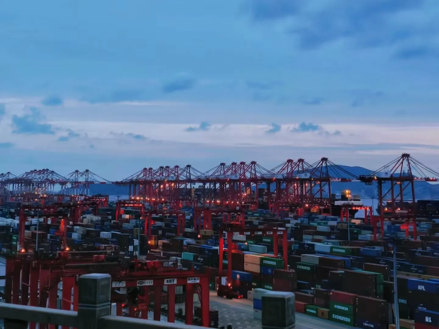 చైనా దిగుమతి మరియు ఎగుమతి వాణిజ్యం మొత్తం విలువ 41.21 ట్రిలియన్ యువాన్లకు చేరుకుంది.