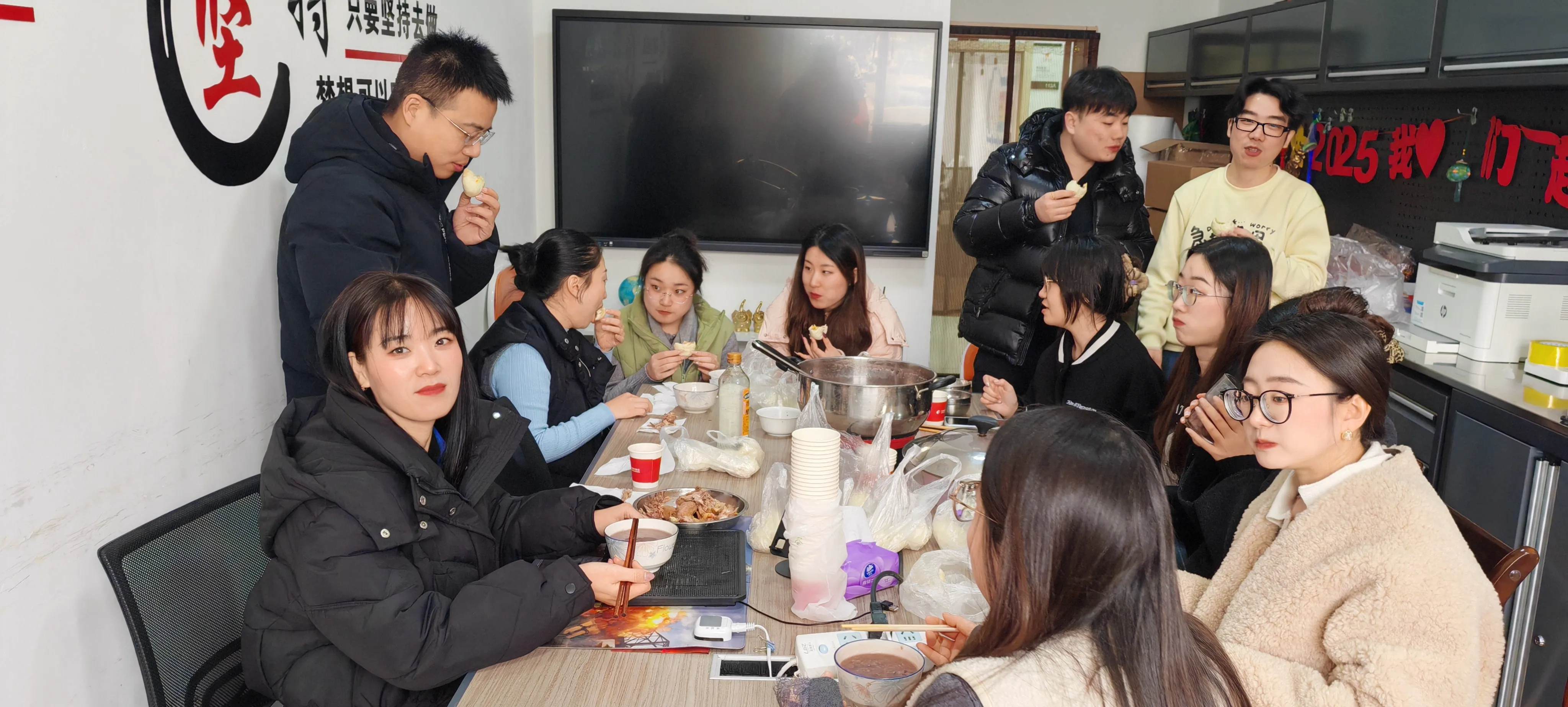 JOJO ప్యాక్ వద్ద సంప్రదాయం మరియు వెచ్చని శుభాకాంక్షలు