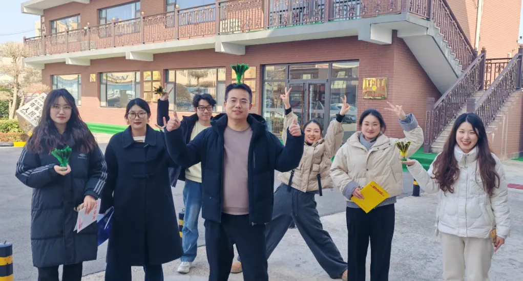 షార్ట్ లంచ్ బ్రేక్ షటిల్ కాక్ సరదాతో ఆఫీసుకు శక్తినిస్తుంది