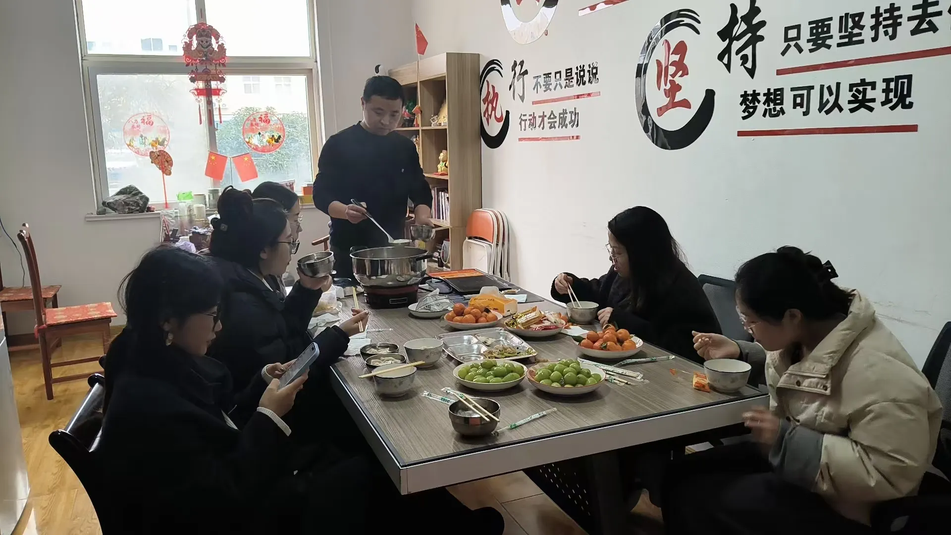 JOJO ప్యాక్ టాంగ్యువాన్‌తో లాంతరు పండుగను జరుపుకుంటుంది